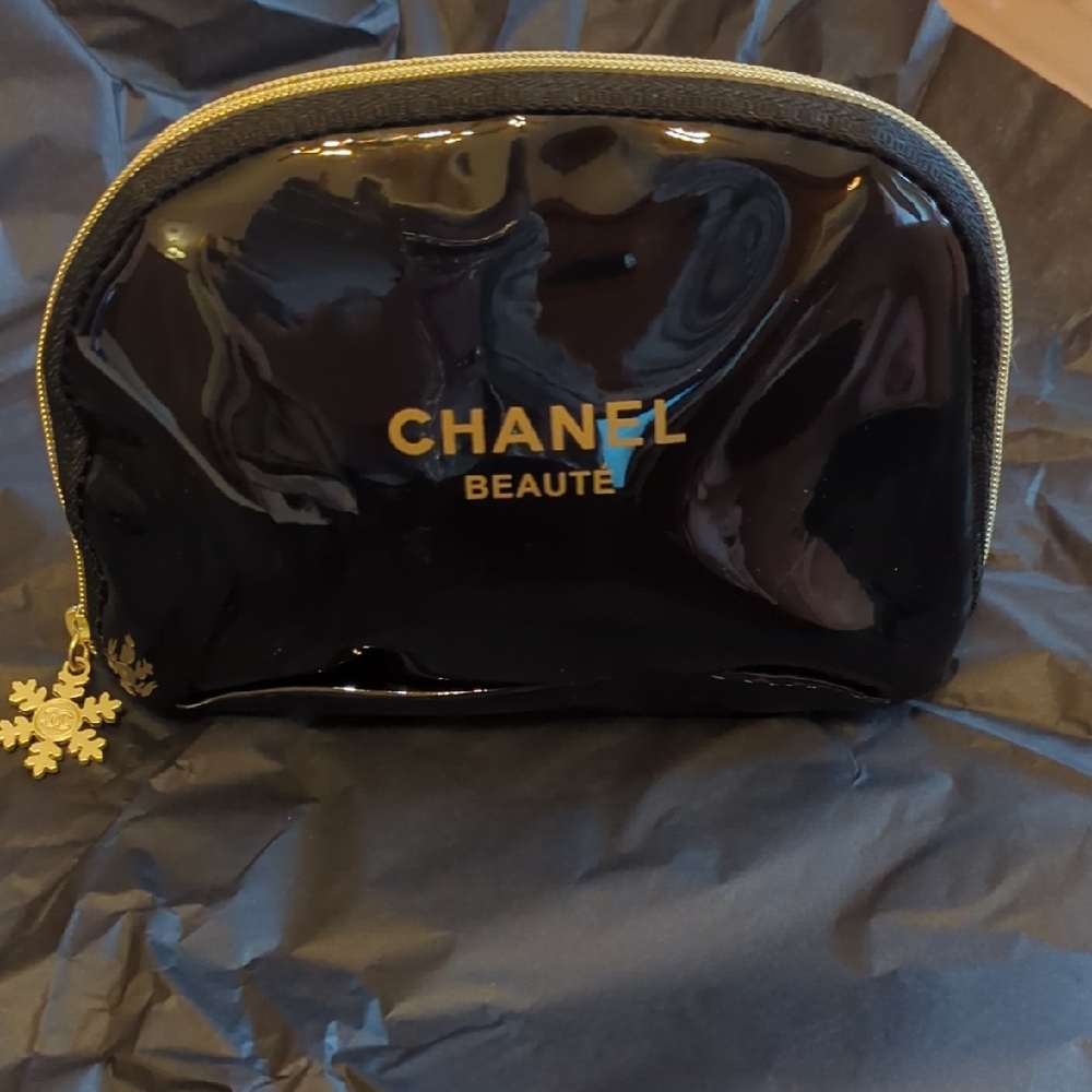 CHANEL Beauté Glossy Black Pouch with Gold Details